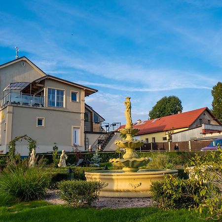 Hotel Tommy Wellness & Spa Náchod Exteriör bild