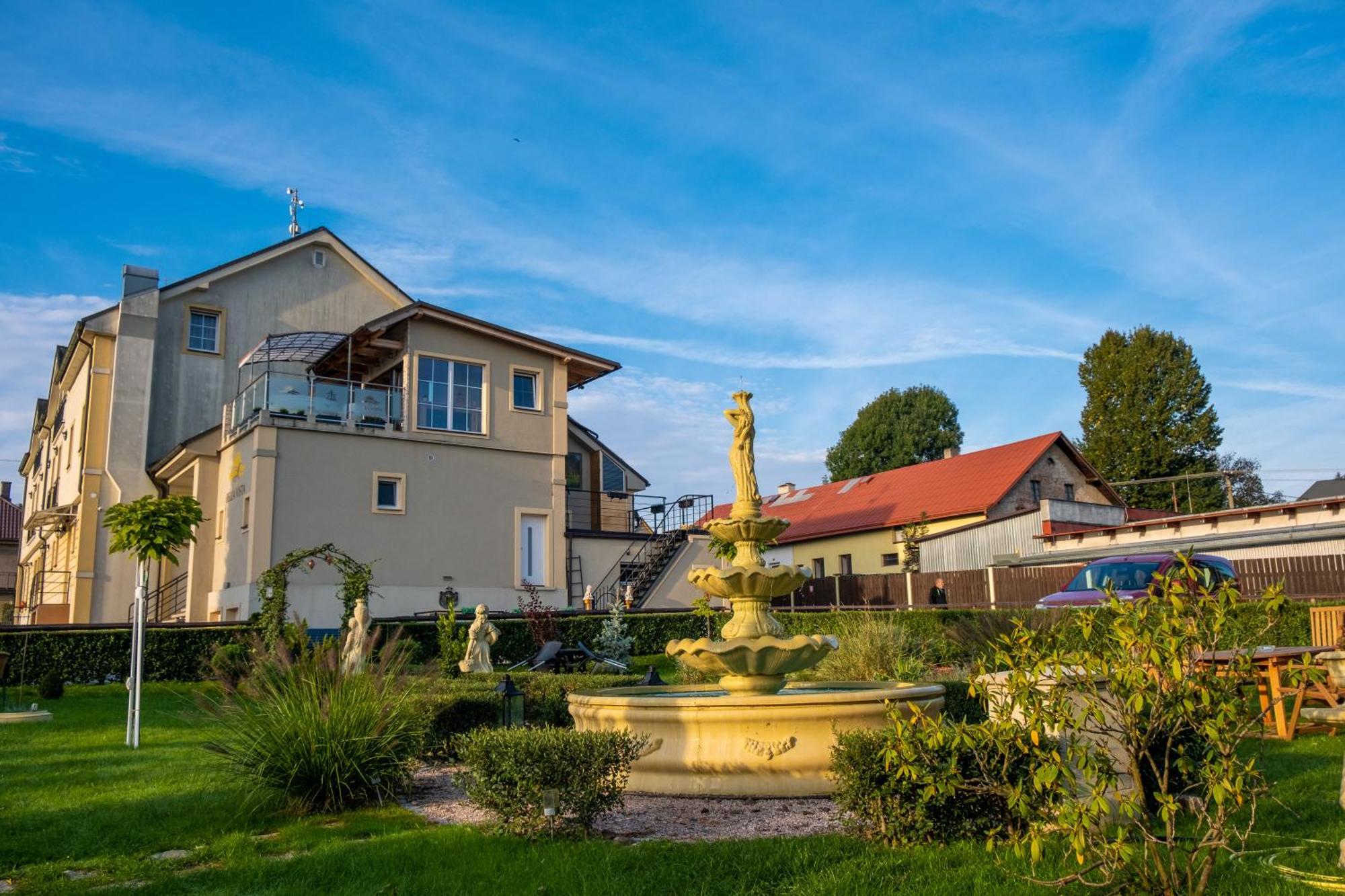 Hotel Tommy Wellness & Spa Náchod Exteriör bild